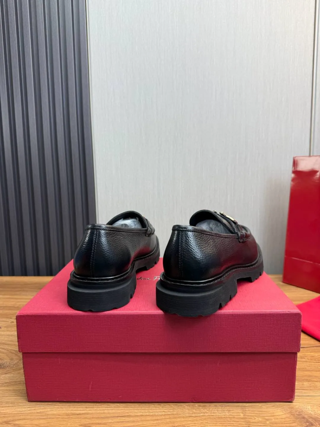 Men's shoes 💰880💰 Ferragamo. [Ferragamo] men's thick-soled loafers, the latest hot style, 1:1 original purchase quality, top quality, imported open-edge beaded cowhide leather on the upper, hand-made three-dimensional stitching highlights the round toe design, the inner foot pads are all imported cowhide, with original lightweight foam outsole, matching code 39-44, (38, 45 custom-made, non-refundable)
